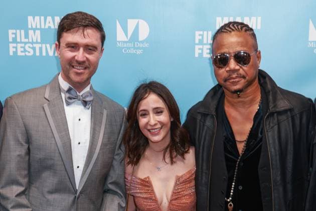 Entertainment Themen der Woche KW14 Miami Film Festival s Executive Director, James Woolley (L), Festival s Director of Programming, Lauren Cohen (C), and American actor Cuba Gooding Jr. pose at red carpet upon their arrival at 42th Miami Film Festival at Olympia Theater in Miami, Florida, USA, 03 April 2025. Miami Film Festival !ACHTUNG: NUR REDAKTIONELLE NUTZUNG!  Copyright: xGiorgioxVierax USA1815 20250404-55016439444_1