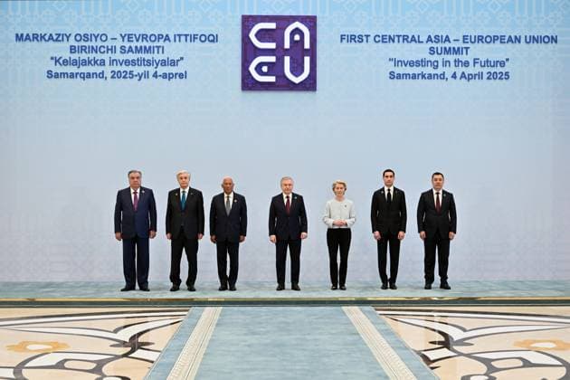 News Themen der Woche KW14 News Bilder des Tages Uzbekistan EU Central Asia Summit 8894557 01.01.2021 In this photo released by Uzbekistan s Presidential Press Office, Tajik President Emomali Rahmon, Kazakh President Kassym-Jomart Tokayev, European Council President Antonio Costa, Uzbek President Shavkat Mirziyoyev, European Commission President Ursula von der Leyen, Turkmen President Serdar Berdimuhamedov and Kyrgyz President Sadyr Japarov pose for a family photo prior the first summit between the leaders of the European Union and five Central Asian countries in Samarkand, Uzbekistan. Samarkand Uzbekistan  Copyright: xx