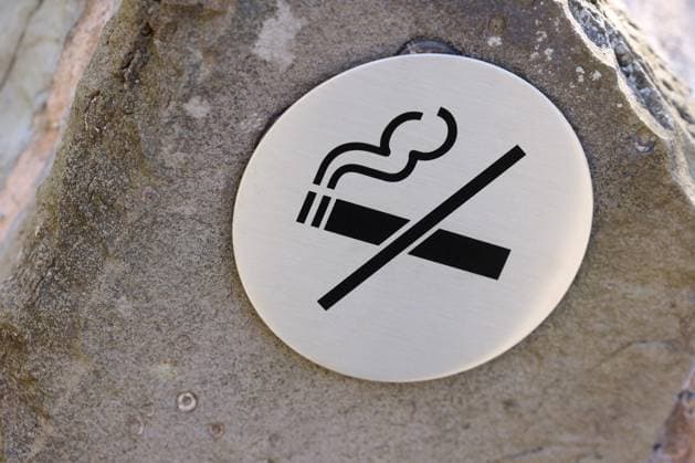 Schild Rauchverbot am Oberen Schloss in Siegen Symbolbild Rauchen, Rauchverbot am 03.04.2025 in Siegen Deutschland. *** Smoking ban sign at the Upper Castle in Siegen Symbol image Smoking, smoking ban on 03 04 2025 in Siegen Germany
