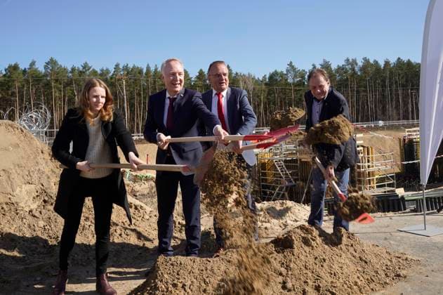 News Themen der Woche KW14 News Bilder des Tages Sabrina Grunert (Projektleiterin der Deutschen Bahn für den Neubau Bahnhof Fangschleuse), Alexander Kaczmarek (Konzernbevollmächtigter Deutsche Bahn für Berlin, Brandenburg und Mecklenburg-Vorpommern), Detlef Tabbert (Minister für Infrastruktur- und Landesplanung in Brandenburg) und Arne Christiani (Bürgermeister der Gemeinde Grünheide) beim symbolischen Spatenstich für den neuen Bahnhof Fangschleuse nahe dem Tesla-Werk. Er wird bis Ende 2026 zu einem modernen Personen- und Güterbahnhof umgebaut. Hierzu wird die Station mit längeren Bahnsteigen neu errichtet. Künftig können hier mehr und längere Züge im Regionalverkehr fahren. Der Bahnhof wird rund zwei Kilometer westlicher liegen als die bisherige Station. Grünheide, 04.04.20 Foto:xT.xBartillax xFuturexImagex fangschleuse_5419