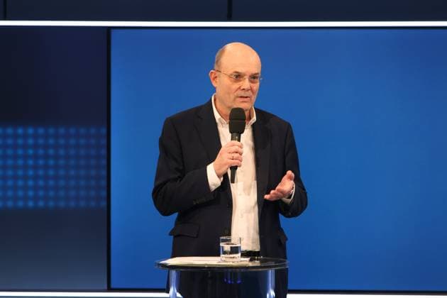 News Themen der Woche KW14 News Bilder des Tages Nico Fickinger, Vorsitzender des NDR Rundfunkrates, verkuendet bei einer Pressekonferenz am Freitag (04.04.2025) im Fernsehstudio des NDR Hamburg, dass die Kandidatin Sandra Harzer-Kux nicht zur Intendantin gewaehlt wurde. Die Medienmanagerin Sandra Harzer-Kux (52) hat bei der NDR-Intendantenwahl die erforderliche Zwei-Drittel-Mehrheit im Rundfunkrat verfehlt. Sie erhielt 30 Ja- und 14 Nein-Stimmen bei sechs Enthaltungen. Um Intendantin zu werden, haette sie vier zusaetzliche Ja-Stimmen benoetigt. Sie war die einzige Kandidatin. Harzer-Kux kommt aus der freien Wirtschaft. Zuletzt arbeitete sie 17 Jahre lang im Bertelsmann-Konzern. (Siehe epd-Meldung vom 04.04.2025) EDITORIAL USE ONLY *** Nico Fickinger, Chairman of the NDR Broadcasting Coun Copyright: epd-bild StephanxWallocha 2V6A5854