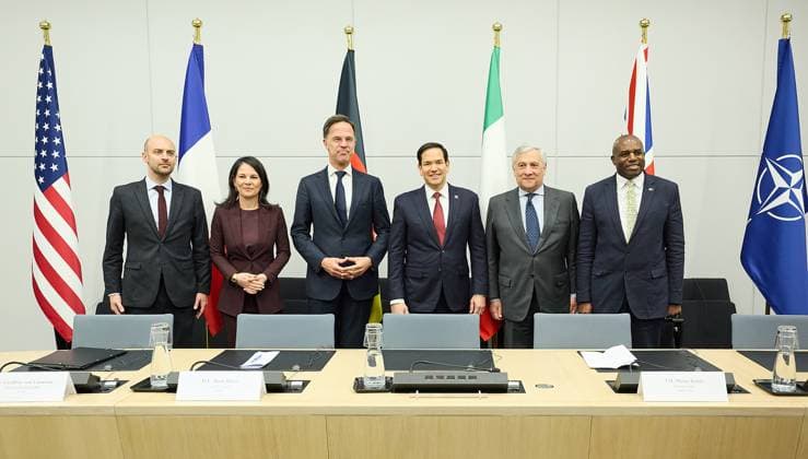 News Themen der Woche KW14 News Bilder des Tages From left to right, French Foreign Minister Jean-Noel Barrot, Germany s Foreign Minister Annalena Baerbock, NATO Secretary General Mark Rutte, U.S. Secretary of State Marco Rubio, Italy s Foreign Minister Antonio Tajani and Britain s Foreign Secretary David Lammy pose before a meeting at NATO Headquarters in Brussels, on Friday on April 4, 2025.  BLG2025040403 NATO