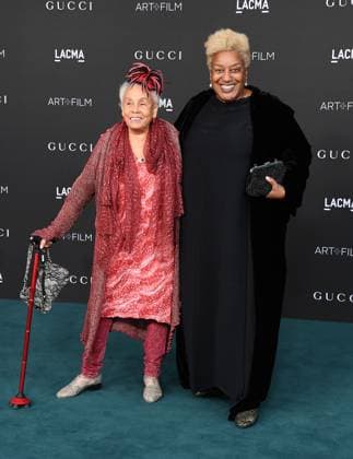 10th Annual LACMA ART+FILM GALA Presented By Gucci LOS ANGELES, CA - NOVEMBER 06: Betye Saar (L) and CCH Pounder arrive at the 10th Annual LACMA ART+FILM GALA Presented By GucciLos Angeles County Museum of Art on November 06, 2021 in Los Angeles, California.,  Copyright: xJoexSutterx xAvalonx 0641974329