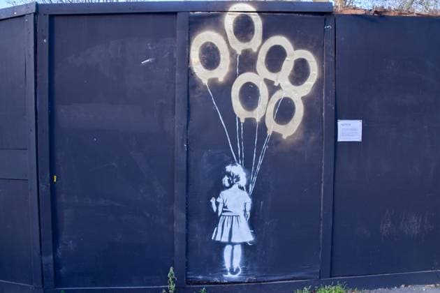 Entertainment Themen der Woche KW14 News Bilder des Tages Entertainment Bilder des Tages April 4, 2025, London, England, United Kingdom: A new artwork depicting a girl holding several balloons, suspected to be by elusive street artist Banksy, has appeared on a hoarding in Clerkenwell Green, Farringdon. A notice has been placed next to the artwork warning people not to deface or remove it, while they await confirmation of authenticity. The artrist has not yet confirmed if it is actually his. London United Kingdom - ZUMAv130 20250404_zip_v130_037 Copyright: xVukxValcicx