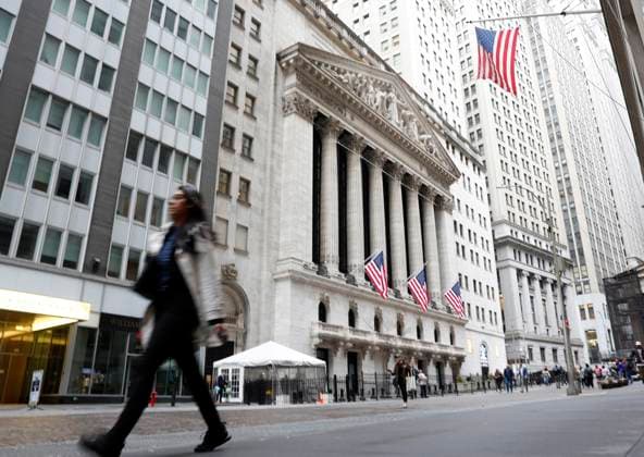 Bilder des Jahres 2025, News 04 April News Bilder des Tages American flags hang at the entrance to the New York Stock Exchange on Wall Street on Friday, April 4, 2025 in New York City. The Dow Jones Industrial Average opened today down over 1000 points as US stocks continue to be volatile due to trade-war worries from President Trump s tariffs. President Donald Trump signed an aggressive and far-reaching reciprocal tariff policy at the White House on Wednesday.  NYP20250404109 JOHNxANGELILLO