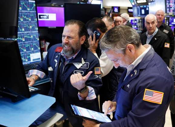 Bilder des Jahres 2025, News 04 April News Themen der Woche KW14 News Bilder des Tages Traders work on the floor of the New York Stock Exchange on Wall Street on Friday, April 4, 2025 in New York City. The Dow Jones Industrial Average opened today down over 1000 points as US stocks continue to be volatile due to trade-war worries from President Trump s tariffs. President Donald Trump signed an aggressive and far-reaching reciprocal tariff policy at the White House on Wednesday.  NYP20250404119 JOHNxANGELILLO