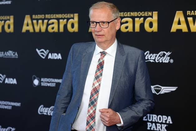 Radio Regenbogen Award 2025 Günther Jauch auf dem roten Teppich. Verleihung des 25. Radio Regenbogen Awards am 04.04.2025 in der Europa Park Arena in Rust. Baden-Württemberg, Deutschland.