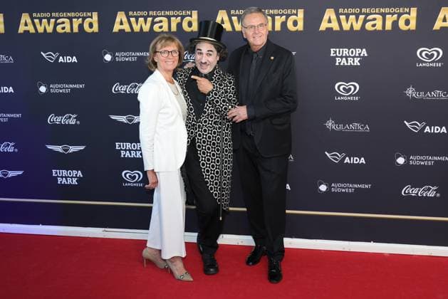 Radio Regenbogen Award 2025 Roland und Marianne Mack mit Charly Chaplin auf dem roten Teppich. Verleihung des 25. Radio Regenbogen Awards am 04.04.2025 in der Europa Park Arena in Rust. Baden-Württemberg, Deutschland.