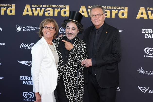 Radio Regenbogen Award 2025 Roland und Marianne Mack mit Charly Chaplin auf dem roten Teppich. Verleihung des 25. Radio Regenbogen Awards am 04.04.2025 in der Europa Park Arena in Rust. Baden-Württemberg, Deutschland.