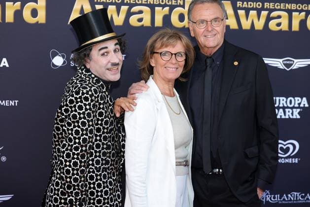 Radio Regenbogen Award 2025 Roland und Marianne Mack mit Charly Chaplin auf dem roten Teppich. Verleihung des 25. Radio Regenbogen Awards am 04.04.2025 in der Europa Park Arena in Rust. Baden-Württemberg, Deutschland.