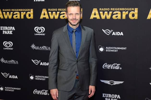 Radio Regenbogen Award 2025 Florian Schroeder auf dem roten Teppich. Verleihung des 25. Radio Regenbogen Awards am 04.04.2025 in der Europa Park Arena in Rust. Baden-Württemberg, Deutschland.