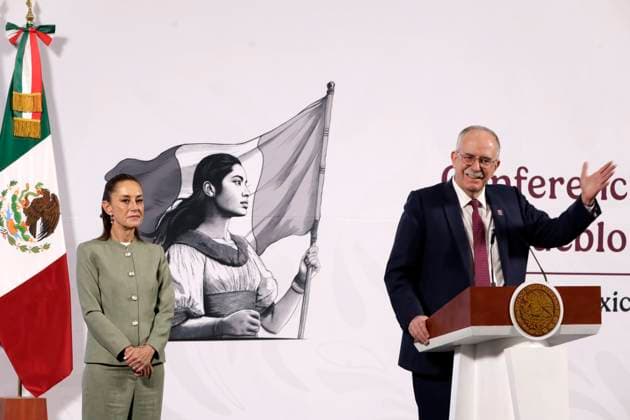 Mexico s President, Claudia Sheinbaum Pardo is seen behind while the Secretary of Agriculture and Rural Development, Julio Berdegue Sacristan speaks during a briefing conference at National Palace. on April 4, 2025 in Mexico City, Mexico. Mexico City Mexico - ZUMAe321 20250404_zia_e321_003 Copyright: xLuisxBarronx