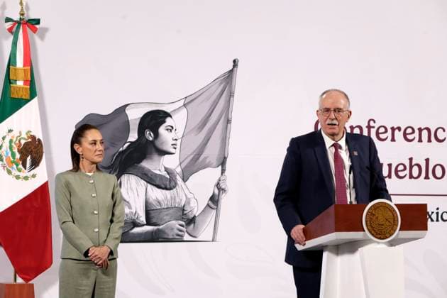 Mexico s President, Claudia Sheinbaum Pardo is seen behind while the Secretary of Agriculture and Rural Development, Julio Berdegue Sacristan speaks during a briefing conference at National Palace. on April 4, 2025 in Mexico City, Mexico. Mexico City Mexico - ZUMAe321 20250404_zia_e321_005 Copyright: xLuisxBarronx
