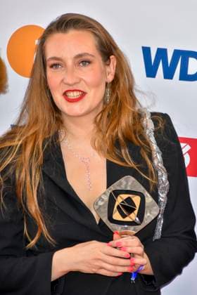 Clara Stella Hueneke Regisseurin mit Begleitung (Sisterqueens) Preistraegerin zu Gast bei der Verleihung des 61.Grimme Preis am 04.04.2025 in Marl NRW Deutschland