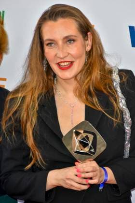 Clara Stella Hueneke Regisseurin mit Begleitung (Sisterqueens) Preistraegerin zu Gast bei der Verleihung des 61.Grimme Preis am 04.04.2025 in Marl NRW Deutschland