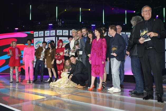 Radio Regenbogen Award 2025 Preisträger und Laudatoren posieren gemeinsam nach der Preisverleihung auf der Bühne. Verleihung des 25. Radio Regenbogen Awards am 04.04.2025 in der Europa Park Arena in Rust. Baden-Württemberg, Deutschland.