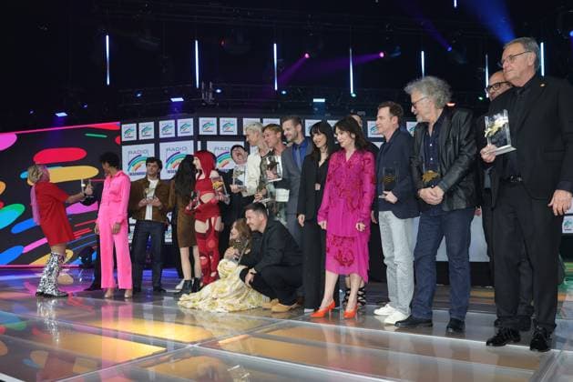 Radio Regenbogen Award 2025 Preisträger und Laudatoren posieren gemeinsam nach der Preisverleihung auf der Bühne. Verleihung des 25. Radio Regenbogen Awards am 04.04.2025 in der Europa Park Arena in Rust. Baden-Württemberg, Deutschland.