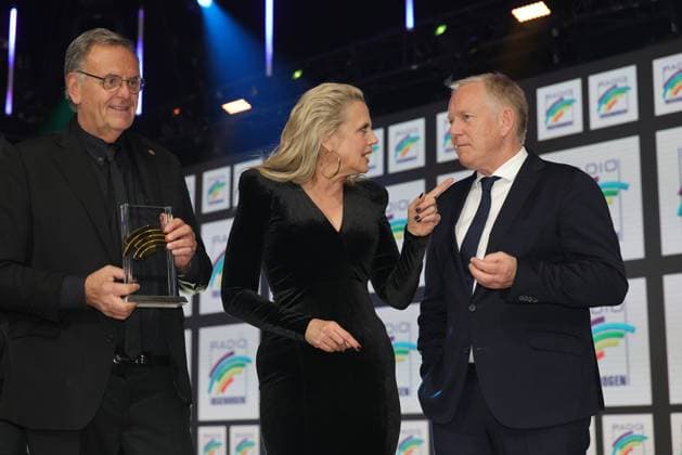 Radio Regenbogen Award 2025 Roland Mack (Sonderpreis Entertainment 2024), Barbara Schöneberger (Preisträgerin in der Kategorie Medienfrau 2024) und Johannes B. Kerner. Verleihung des 25. Radio Regenbogen Awards am 04.04.2025 in der Europa Park Arena in Rust. Baden-Württemberg, Deutschland.