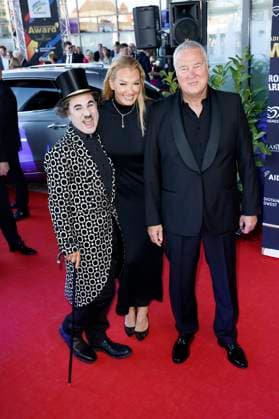 Albert de Paris als Charlie Chaplin, Franziska van Almsick und Jürgen B. Harder bei der Verleihung des 25. Radio Regenbogen Award 2025 in der Europa-Park Arena. Rust, 04.04.2025