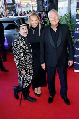 Albert de Paris als Charlie Chaplin, Franziska van Almsick und Jürgen B. Harder bei der Verleihung des 25. Radio Regenbogen Award 2025 in der Europa-Park Arena. Rust, 04.04.2025
