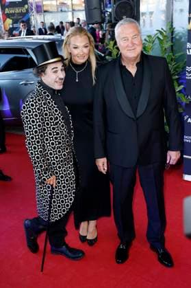 Albert de Paris als Charlie Chaplin, Franziska van Almsick und Jürgen B. Harder bei der Verleihung des 25. Radio Regenbogen Award 2025 in der Europa-Park Arena. Rust, 04.04.2025