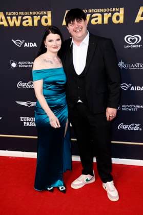 Isaak Guderian mit Ehefrau Loreen bei der Verleihung des 25. Radio Regenbogen Award 2025 in der Europa-Park Arena. Rust, 04.04.2025