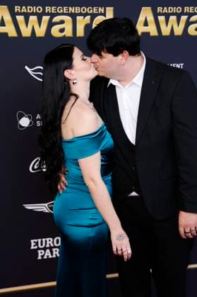 Isaak Guderian mit Ehefrau Loreen bei der Verleihung des 25. Radio Regenbogen Award 2025 in der Europa-Park Arena. Rust, 04.04.2025