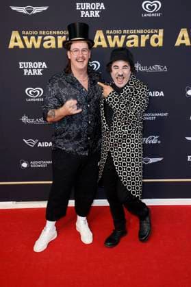 Cyril und Albert de Paris als Charlie Chaplin bei der Verleihung des 25. Radio Regenbogen Award 2025 in der Europa-Park Arena. Rust, 04.04.2025