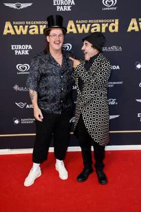 Cyril und Albert de Paris als Charlie Chaplin bei der Verleihung des 25. Radio Regenbogen Award 2025 in der Europa-Park Arena. Rust, 04.04.2025