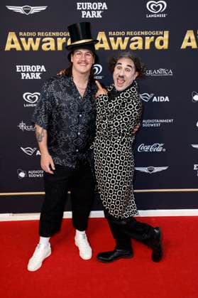 Cyril und Albert de Paris als Charlie Chaplin bei der Verleihung des 25. Radio Regenbogen Award 2025 in der Europa-Park Arena. Rust, 04.04.2025