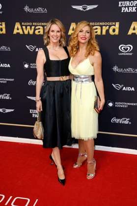 Monica Ivancan und Sonya Kraus bei der Verleihung des 25. Radio Regenbogen Award 2025 in der Europa-Park Arena. Rust, 04.04.2025