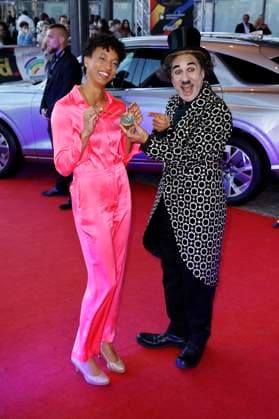 Malaika Mihambo und Albert de Paris als Charlie Chaplin bei der Verleihung des 25. Radio Regenbogen Award 2025 in der Europa-Park Arena. Rust, 04.04.2025