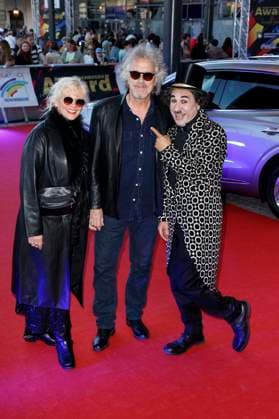 Tina Golemiewski, Wolfgang Niedecken und Albert de Paris als Charlie Chaplin bei der Verleihung des 25. Radio Regenbogen Award 2025 in der Europa-Park Arena. Rust, 04.04.2025
