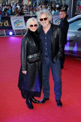 Wolfgang Niedecken mit Ehefrau Tina Golemiewski bei der Verleihung des 25. Radio Regenbogen Award 2025 in der Europa-Park Arena. Rust, 04.04.2025