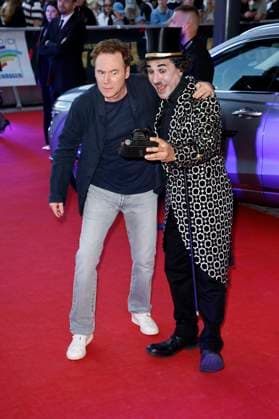 Michael Bully Herbig mit Albert de Paris als Charlie Chaplin bei der Verleihung des 25. Radio Regenbogen Award 2025 in der Europa-Park Arena. Rust, 04.04.2025