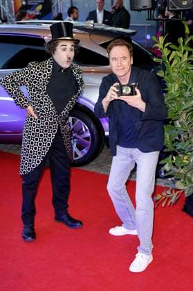 Michael Bully Herbig mit Albert de Paris als Charlie Chaplin bei der Verleihung des 25. Radio Regenbogen Award 2025 in der Europa-Park Arena. Rust, 04.04.2025