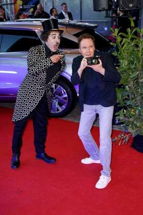 Michael Bully Herbig mit Albert de Paris als Charlie Chaplin bei der Verleihung des 25. Radio Regenbogen Award 2025 in der Europa-Park Arena. Rust, 04.04.2025