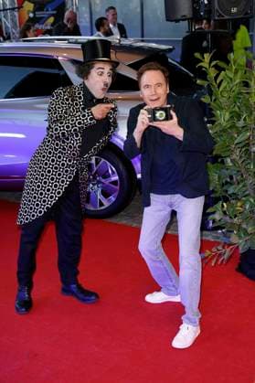 Michael Bully Herbig mit Albert de Paris als Charlie Chaplin bei der Verleihung des 25. Radio Regenbogen Award 2025 in der Europa-Park Arena. Rust, 04.04.2025