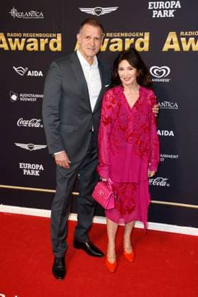 Iris Berben mit Partner Heiko Kiesow bei der Verleihung des 25. Radio Regenbogen Award 2025 in der Europa-Park Arena. Rust, 04.04.2025