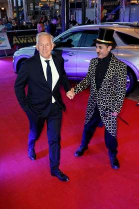 Johannes B. Kerner mit Albert de Paris als Charlie Chaplin bei der Verleihung des 25. Radio Regenbogen Award 2025 in der Europa-Park Arena. Rust, 04.04.2025
