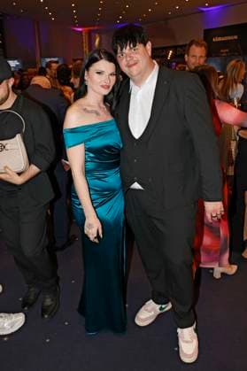 Isaak Guderian mit Ehefrau Loreen bei der Verleihung des 25. Radio Regenbogen Award 2025 in der Europa-Park Arena. Rust, 04.04.2025