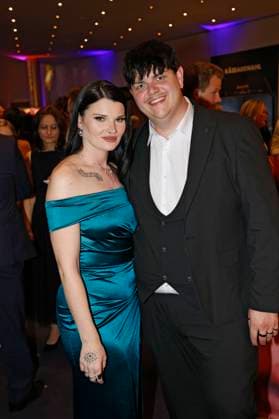 Isaak Guderian mit Ehefrau Loreen bei der Verleihung des 25. Radio Regenbogen Award 2025 in der Europa-Park Arena. Rust, 04.04.2025