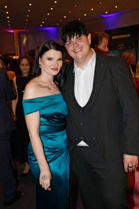 Isaak Guderian mit Ehefrau Loreen bei der Verleihung des 25. Radio Regenbogen Award 2025 in der Europa-Park Arena. Rust, 04.04.2025