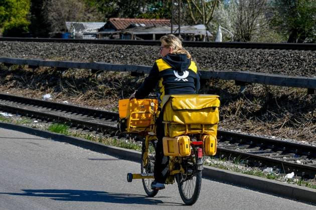 Deutschland, Baden-Wuerttemberg, Ebersbach an der Fils 05.04.2025, Deutschland, GER, Baden-Wuerttemberg, Ebersbach an der Fils, im Bild Themenbild, Deutsche Post, Postbotin, Brieftraeger, Fahrrad, Zustellung, Post, Briefe, Pakete, Paeckchen, DHL Baden-Wuerttemberg *** Germany, Baden Wuerttemberg, Ebersbach an der Fils 05 04 2025, Germany, GER, Baden Wuerttemberg, Ebersbach an der Fils, in the picture theme picture, Deutsche Post, postwoman, mail carrier, bicycle, delivery, mail, letters, parcels, packages, DHL Baden Wuerttemberg Deutschland, Baden-Wuerttemberg, Ebersbach an der Fils, 05.04.2025-2