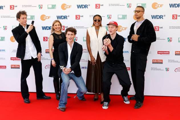 Emil Belton, Ina-Christina Kersten, Oskar Belton, Larissa Sirah Herden, Bruno Alexander und Charles Booz Jakob bei der 61. Verleihung des Grimme Preises 2025 im Theater Marl. Marl, 04.04.2025