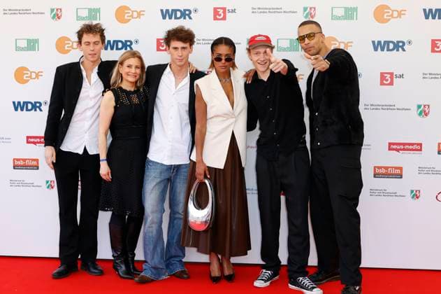 Emil Belton, Ina-Christina Kersten, Oskar Belton, Larissa Sirah Herden, Bruno Alexander und Charles Booz Jakob bei der 61. Verleihung des Grimme Preises 2025 im Theater Marl. Marl, 04.04.2025