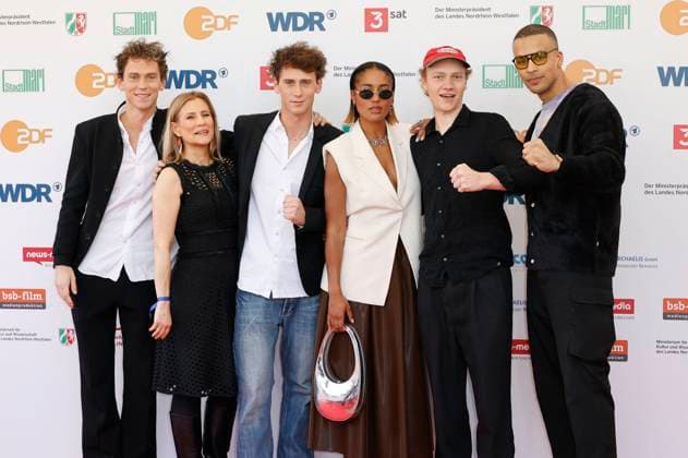 Emil Belton, Ina-Christina Kersten, Oskar Belton, Larissa Sirah Herden, Bruno Alexander und Charles Booz Jakob bei der 61. Verleihung des Grimme Preises 2025 im Theater Marl. Marl, 04.04.2025