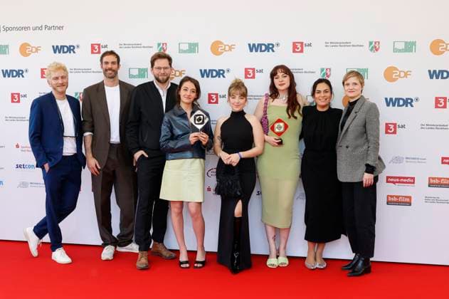 Marie Bloching, Elsa van Damke und Jana Forkel mit dem Team von Angemessen Angry bei der 61. Verleihung des Grimme Preises 2025 im Theater Marl. Marl, 04.04.2025