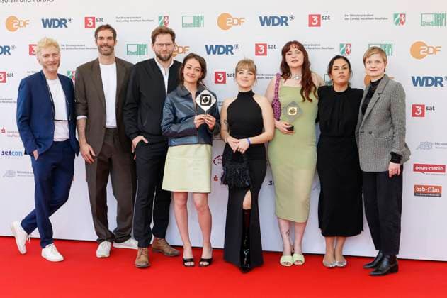Marie Bloching, Elsa van Damke und Jana Forkel mit dem Team von Angemessen Angry bei der 61. Verleihung des Grimme Preises 2025 im Theater Marl. Marl, 04.04.2025