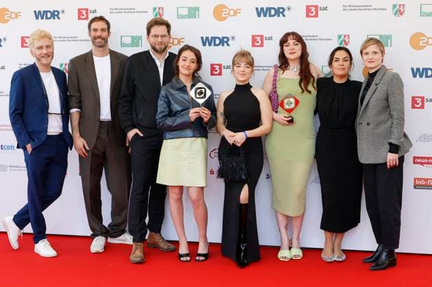 Marie Bloching, Elsa van Damke und Jana Forkel mit dem Team von Angemessen Angry bei der 61. Verleihung des Grimme Preises 2025 im Theater Marl. Marl, 04.04.2025